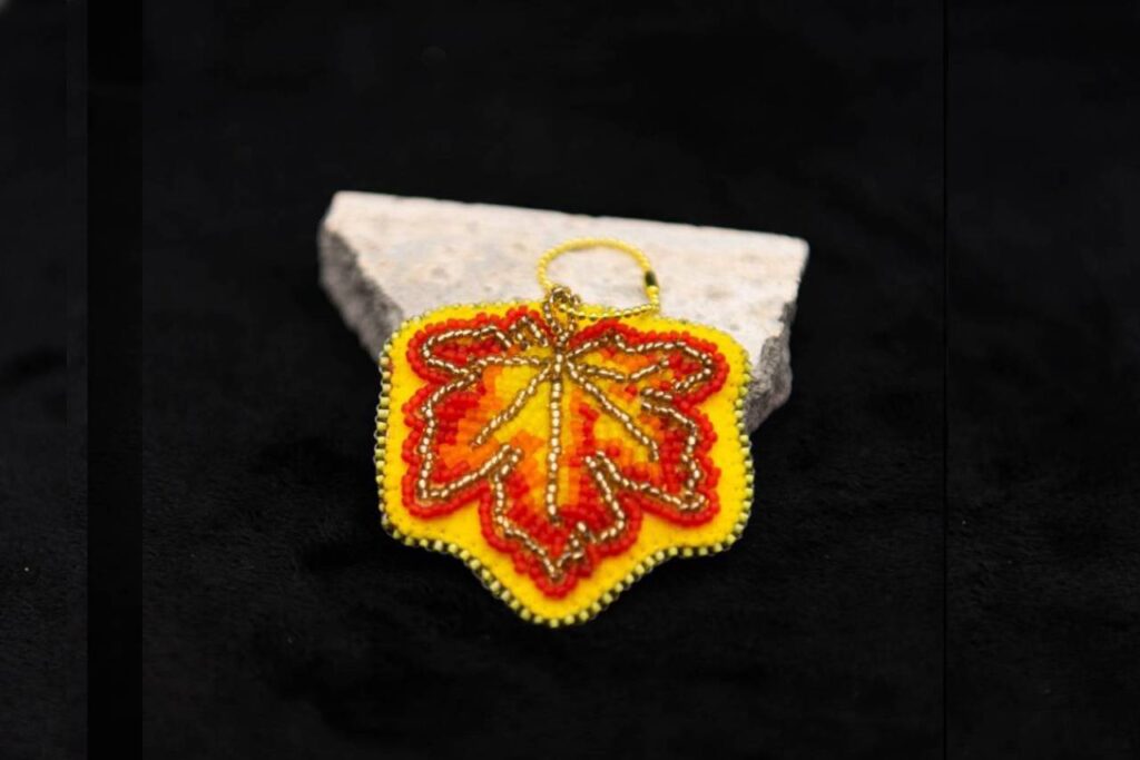 紅葉モチーフ ビーズ刺繍ボールチェーンストラップ