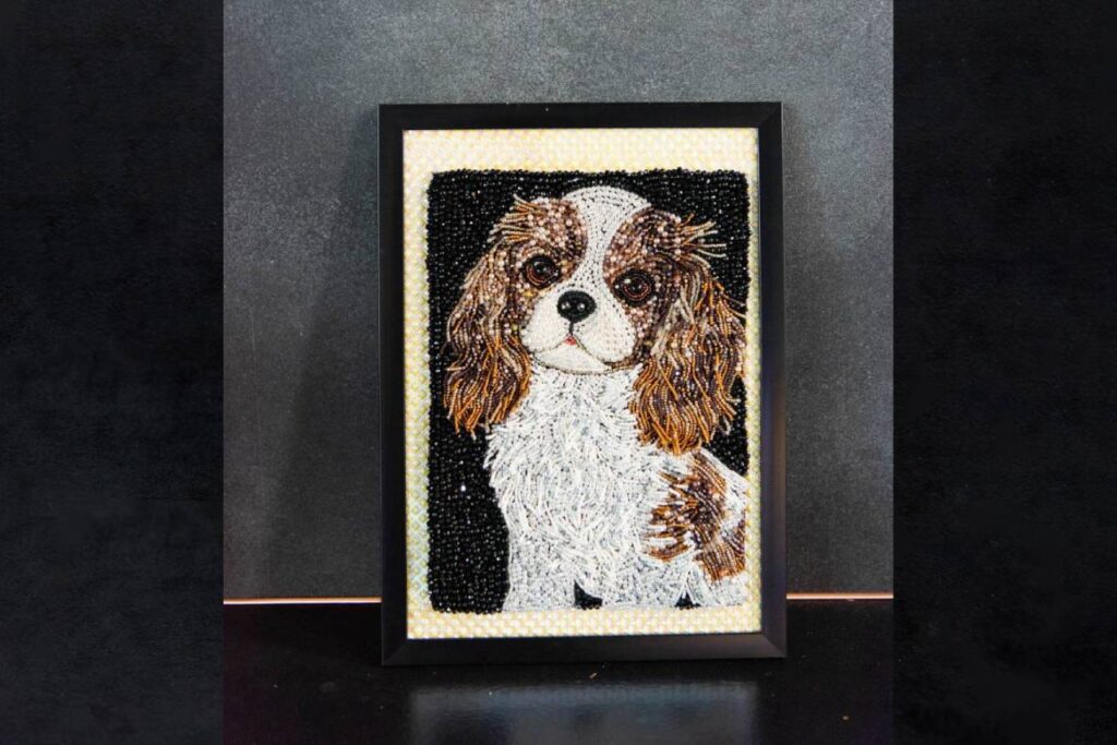 ブラウン＆ホワイトの犬 シャドウジュエルポートレート｜ビーズ刺繍アート
