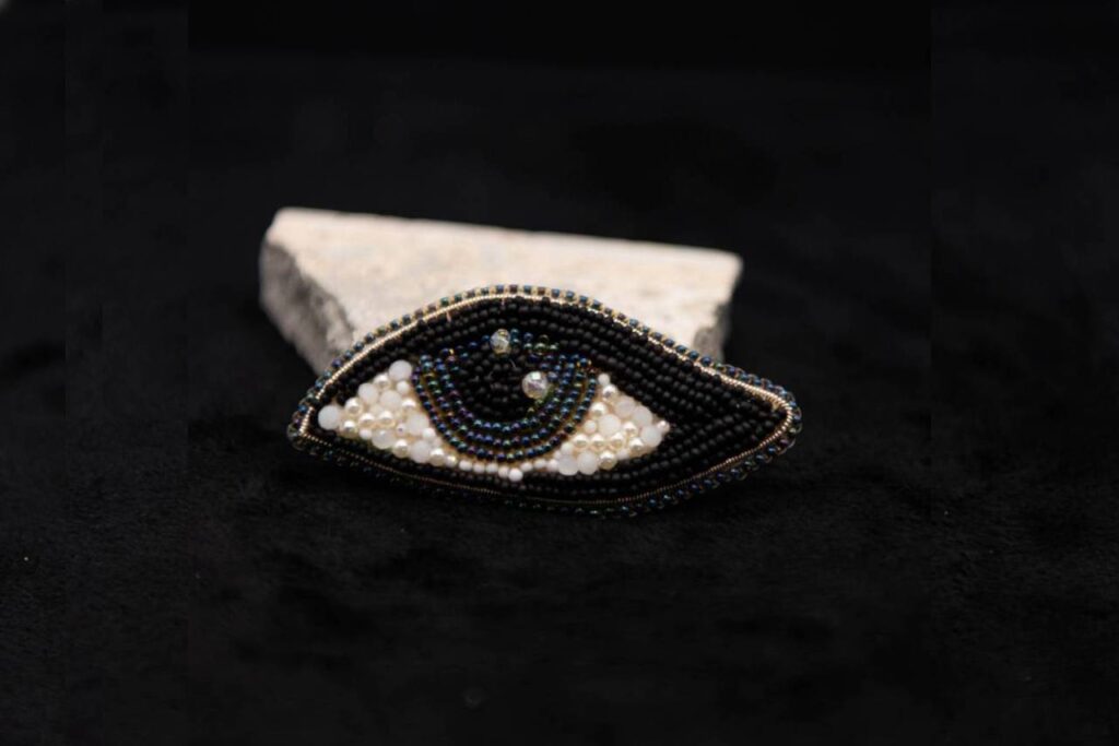 瞳モチーフ アクアクリスタル ビーズ刺繍ブローチ
