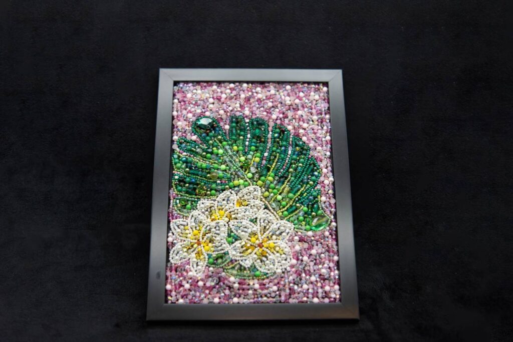 グリーンリーフ＆ホワイトフラワー シャドウジュエルポートレート｜ビーズ刺繍アート