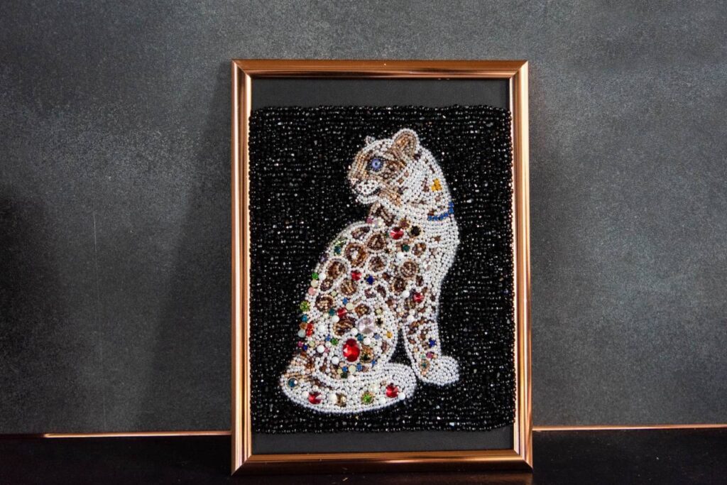 ヒョウのシャドウジュエルポートレート｜ビーズ刺繍アート