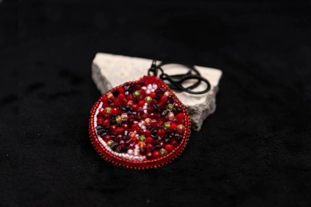 パッションフルーツ ガーネット ビーズ刺繍キーホルダー
