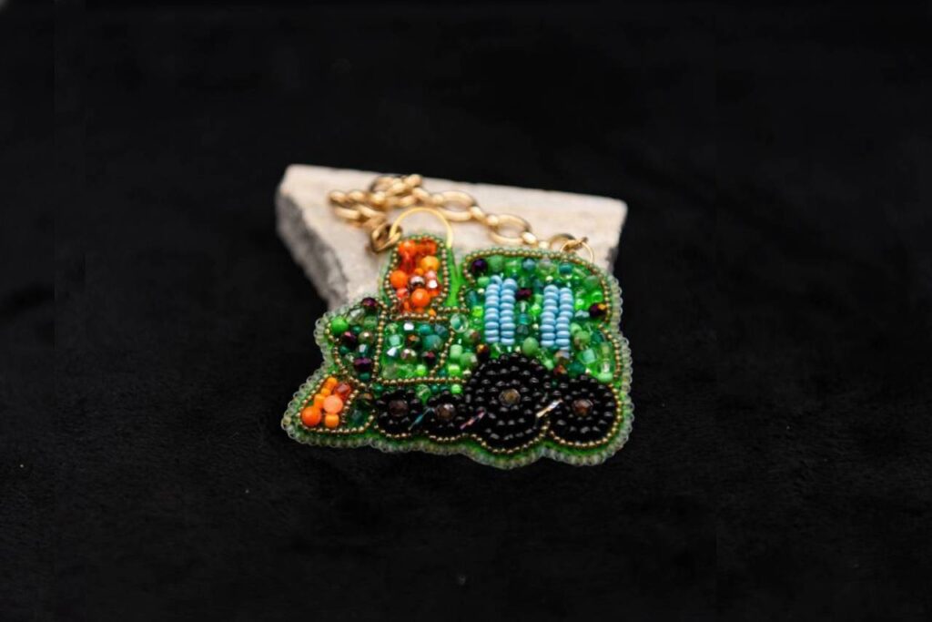 汽車モチーフ ビーズ刺繍キーホルダー｜ハンドメイド